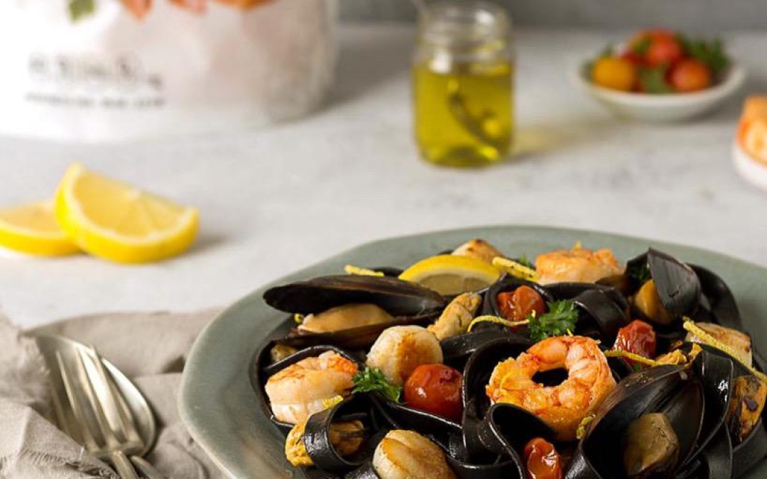 Pasta nero di seppia con frutos de mar