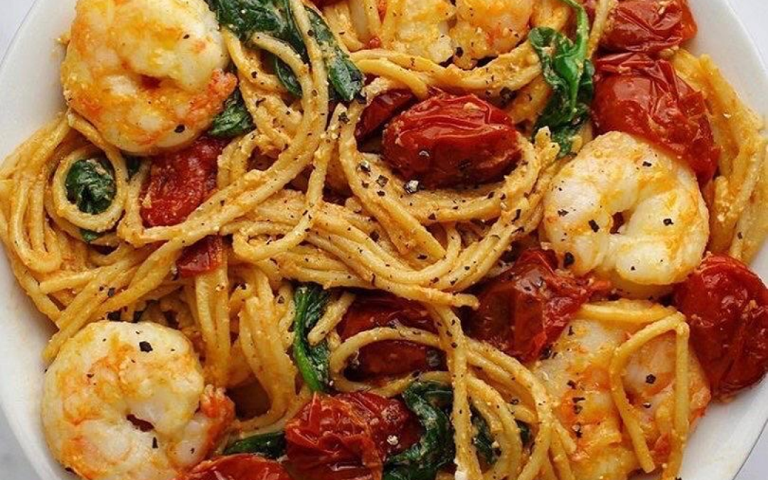 Pastas con langostinos y salsa liviana mediterránea